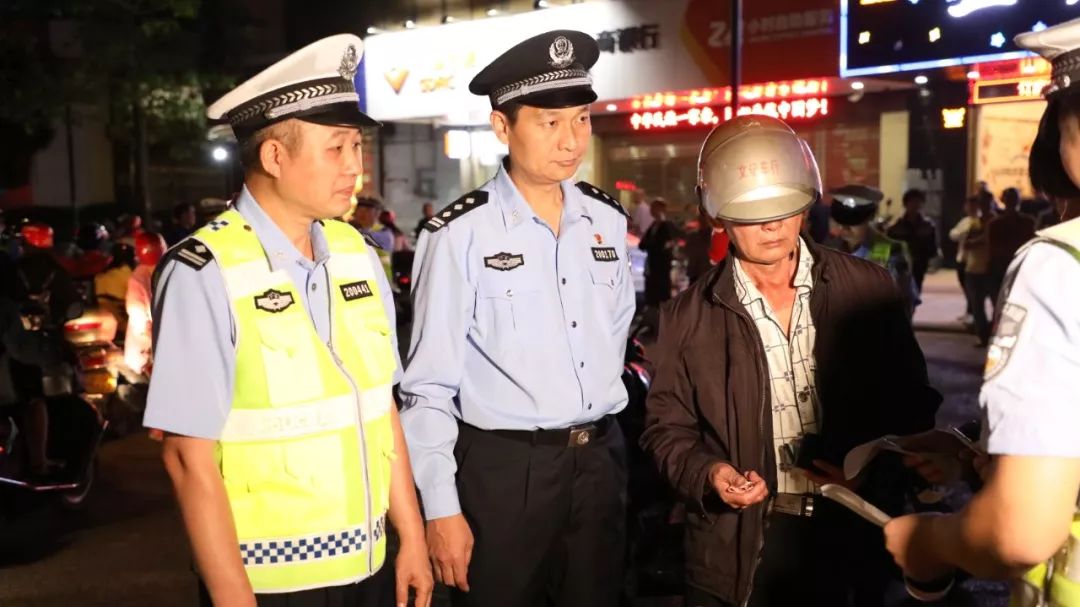 阳春市公安局党委副书记,副局长许荣任在阳春公安交警大队大队长陈勇