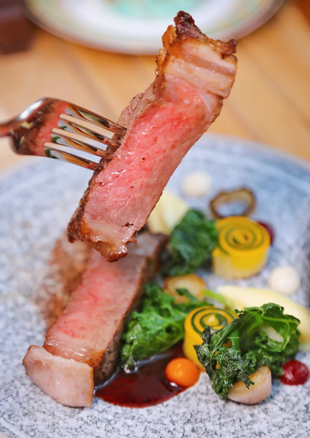 牛排是精选澳洲m3西冷牛肉,微煎之后搭配风味十足的波特酒酱汁,柔软