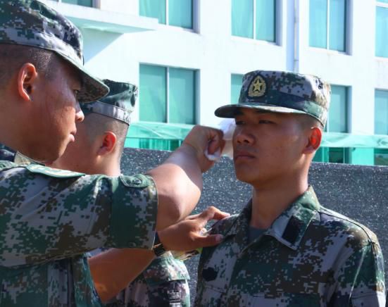 自古套路得人心今天一起来感受一下新兵班长的套路