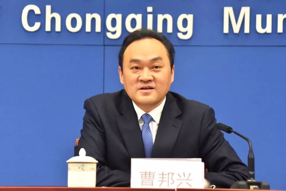 新闻发布会上,县委副书记,县长曹邦兴发布红叶节相关事宜,中国电影