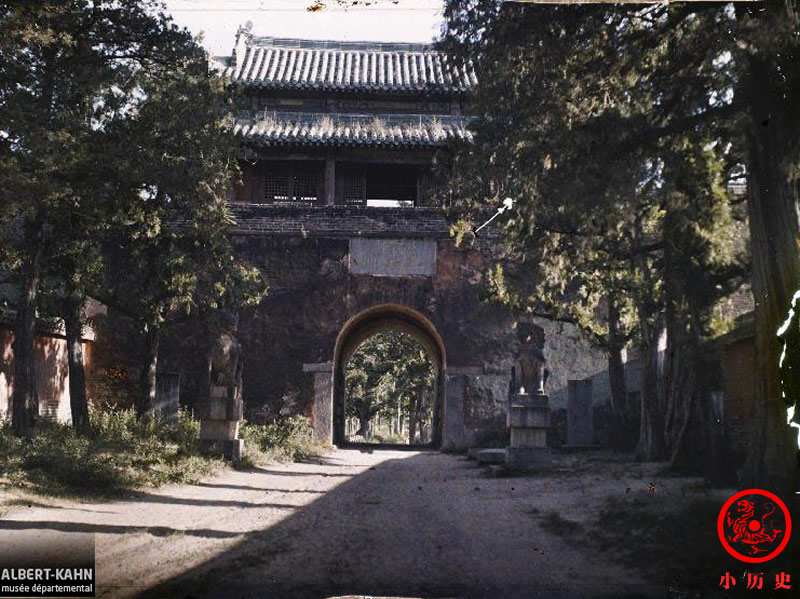 孔林是孔子及其后裔的家族墓地,延续2400多年,占地3000多亩,比曲阜