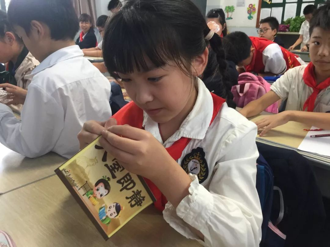 进入教室保持安静,不大声喧哗,不打闹,每节课预备铃响起,迅速回教室