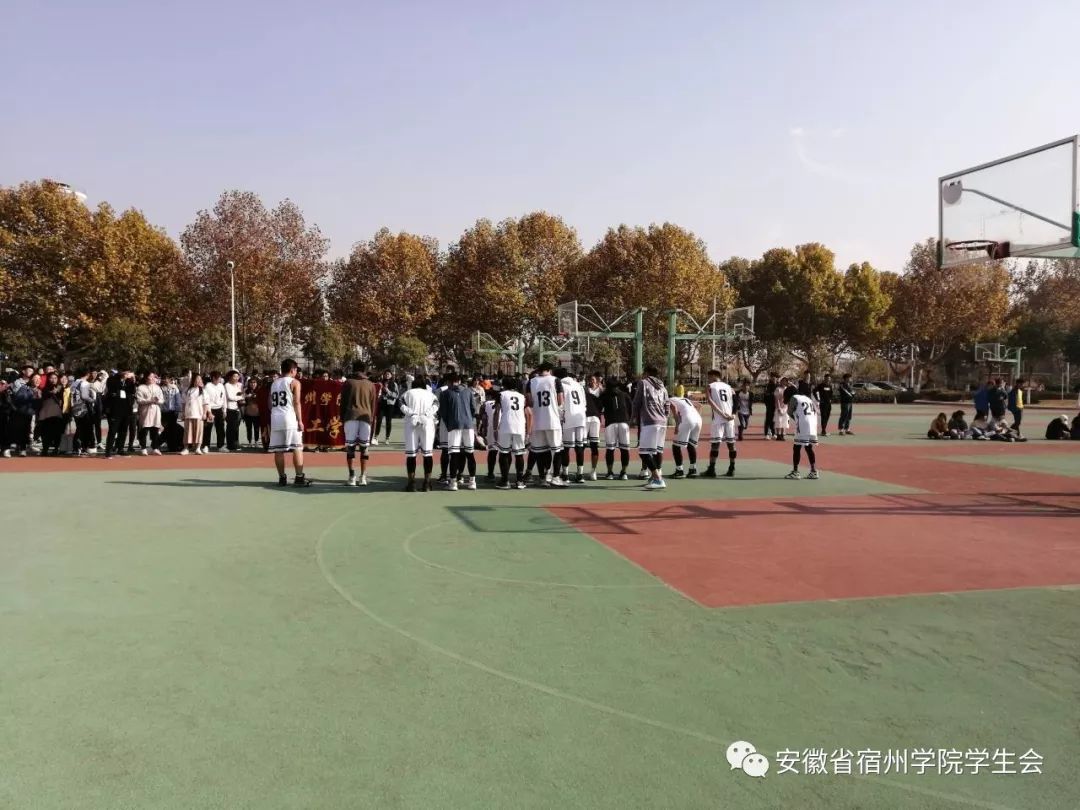 宿州学院于三食堂对面的篮球场举行三场篮球赛