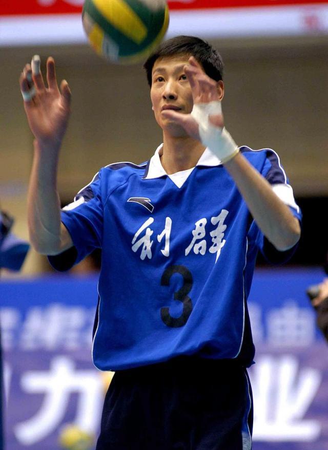 男排郑亮瘫痪2年近况妻子改嫁医疗费用紧张明年再成难题