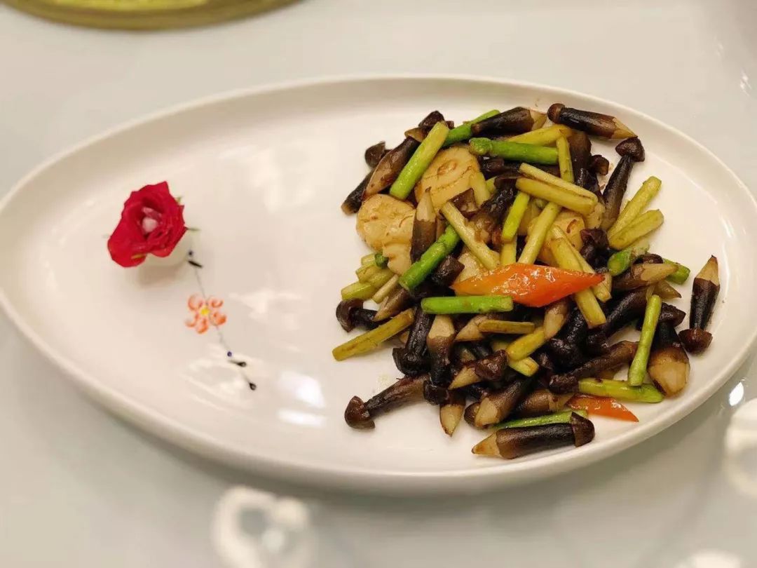 鸡枞菌澳带海鲜,菌子加上芦笋的完美组合虽说味道清淡但口感达到了前