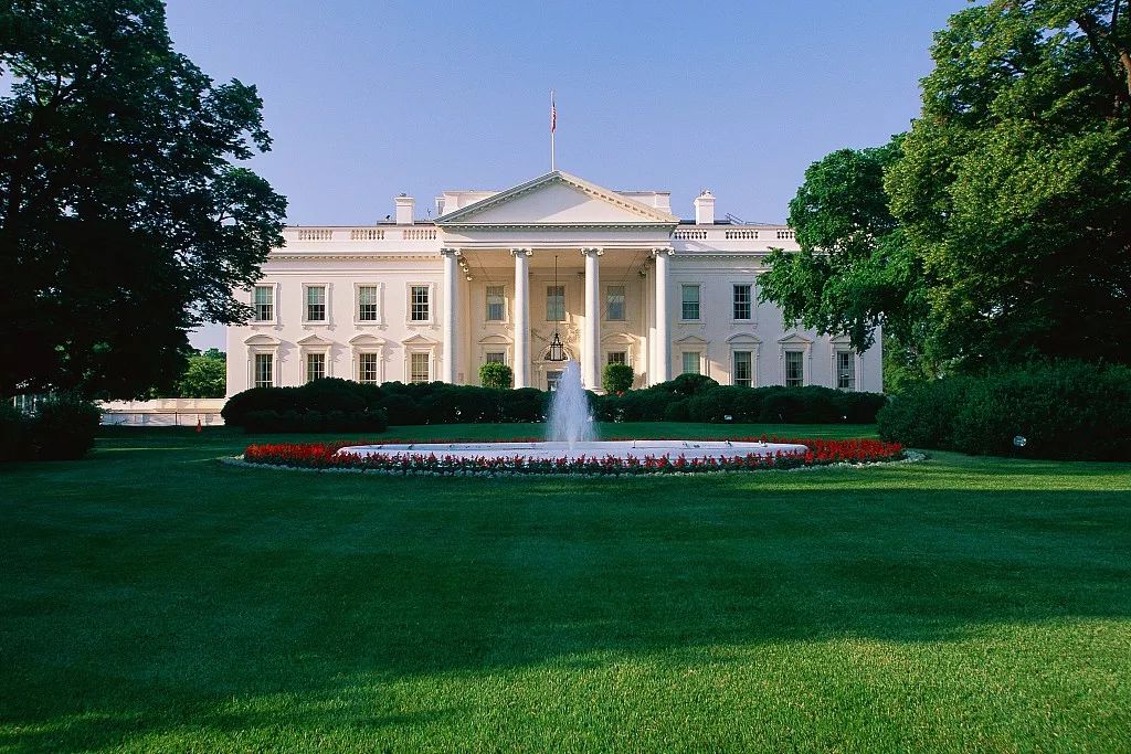 白宫即美国总统府,位于华盛顿纪念碑北方,因其外墙为白色砂岩石,故而