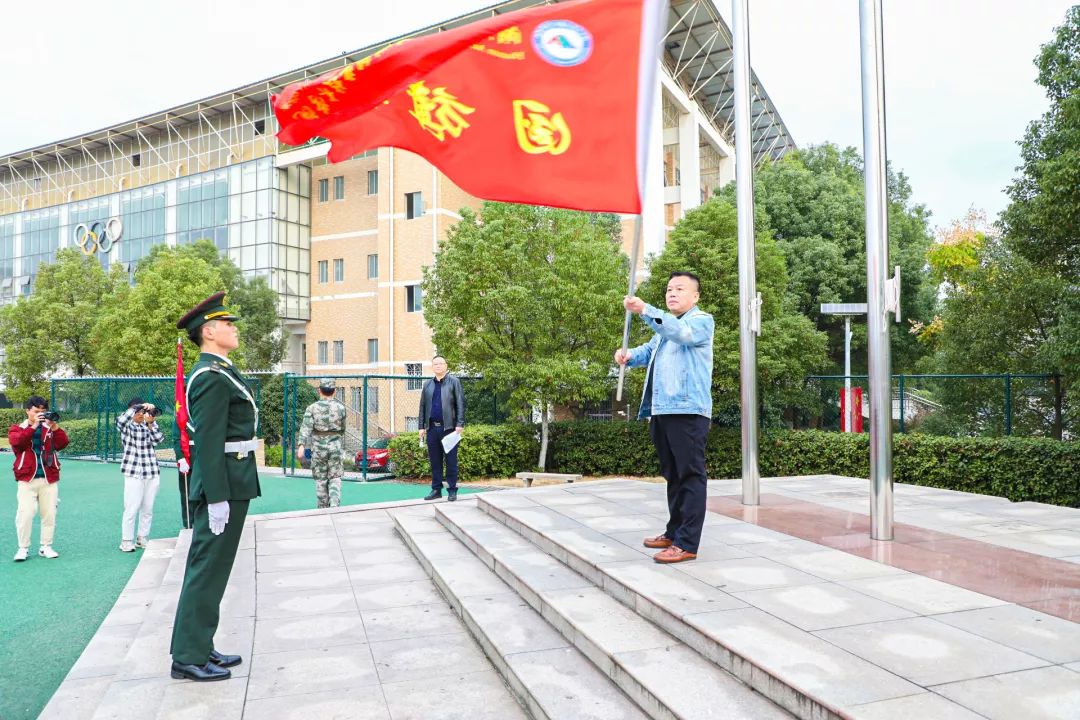 学院党委副书记,院长马于军为国旗班授予班旗.