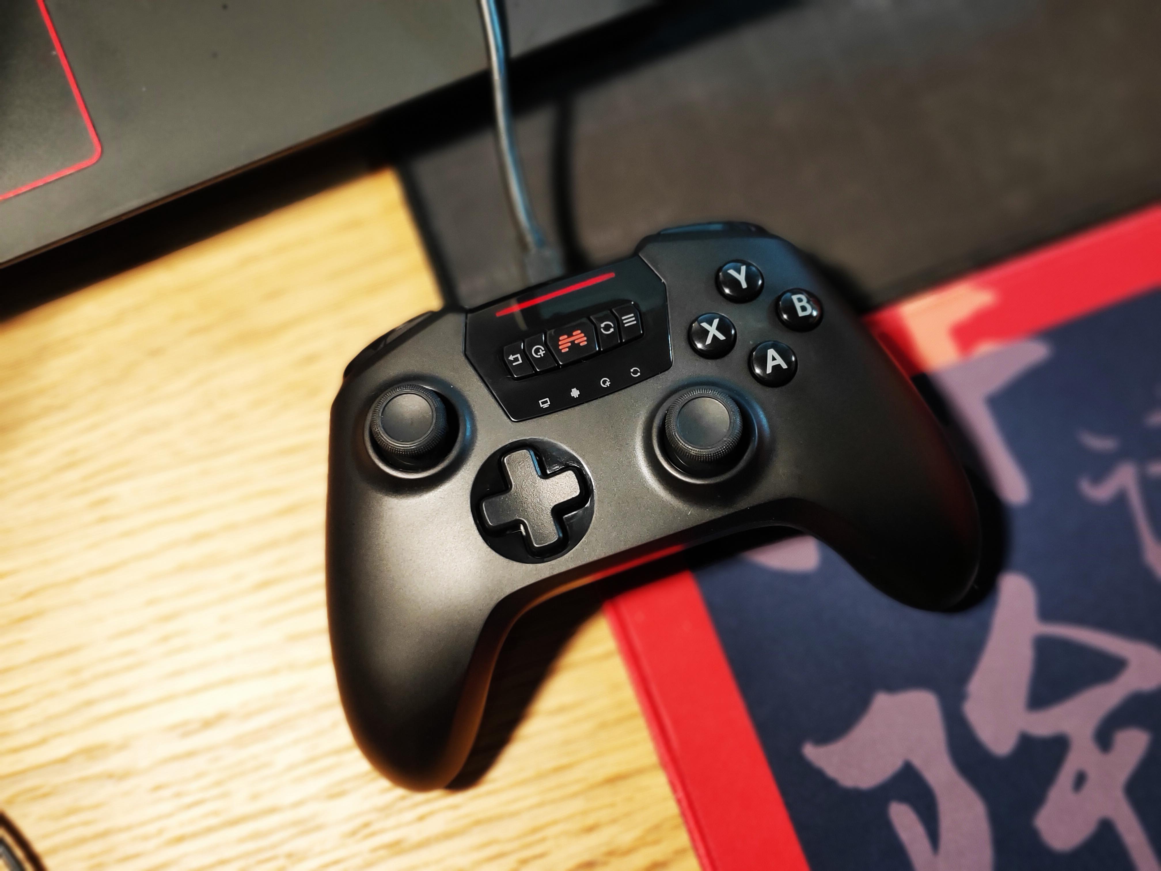 玩游戏三档变频连发北通斯巴达2手柄神助攻