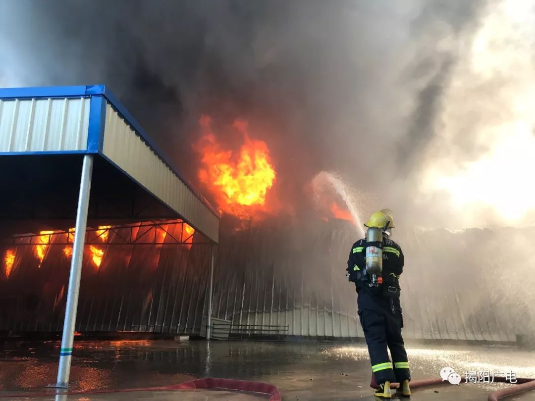 空港:一仓库突发火灾 消防员成功扑救
