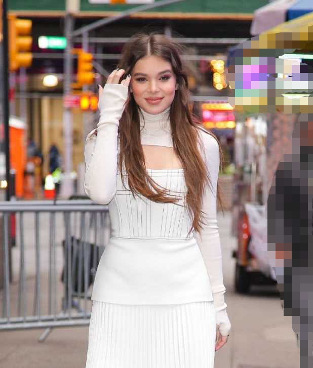 原创海莉·斯坦菲尔德最新街拍!廓形风衣内搭连衣裙,美成"白月光"