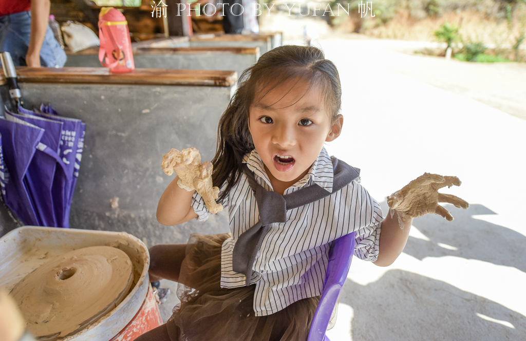云南有个碗窖村，全民一起玩泥巴，小孩也乐在其中，如今全国闻名