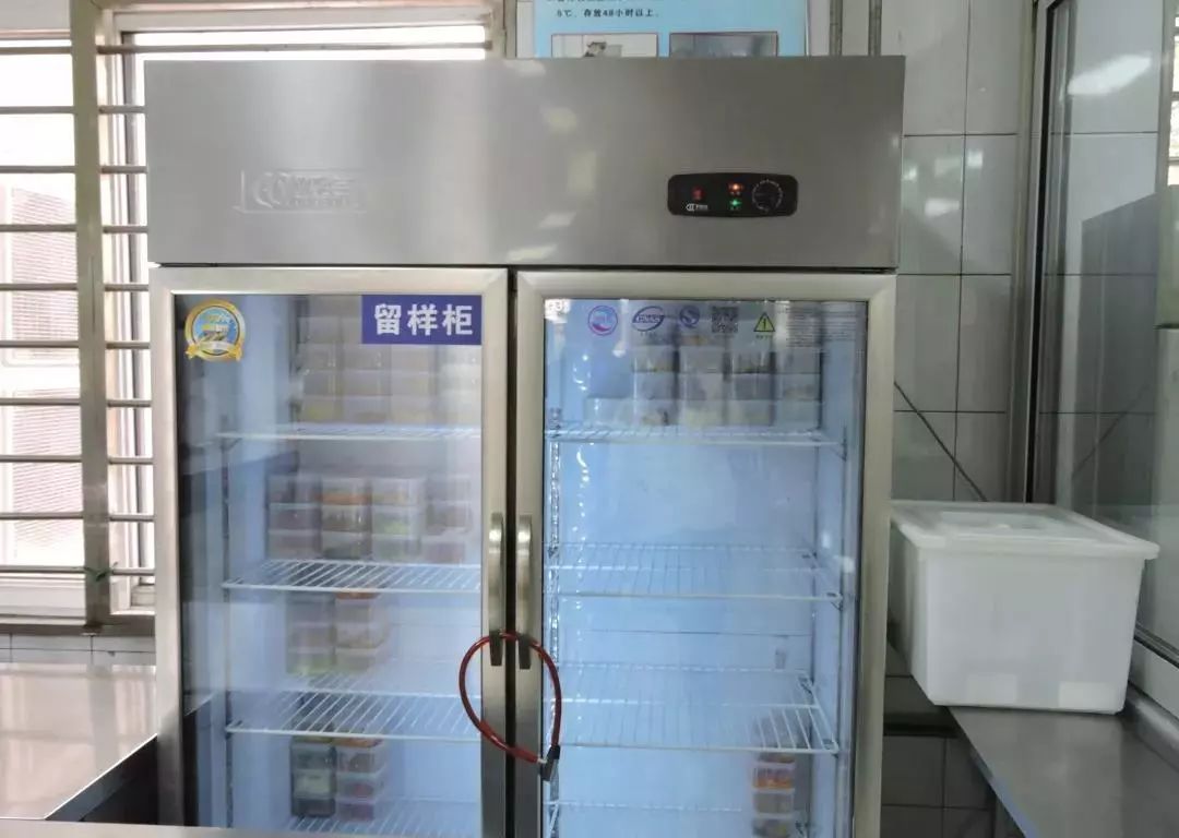 食堂设有食品留样冰箱,从记录表上可以看到,有专人负责留样工作,对