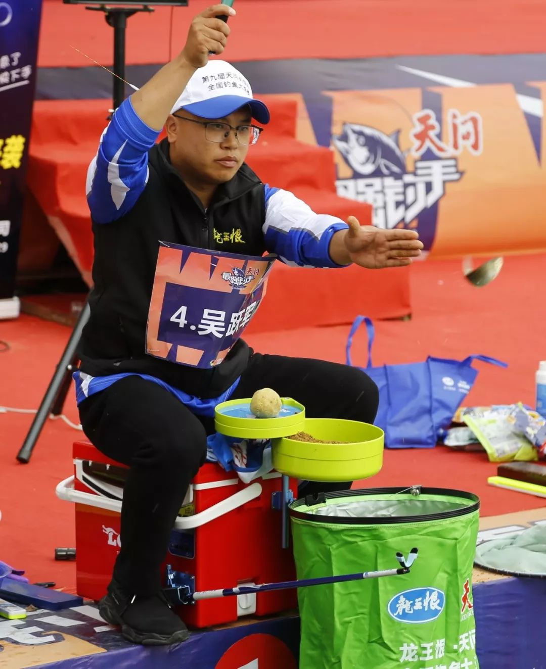 一开始分区赛选手们有条不紊的作赛前准备范宁老师和选手们做互动游戏