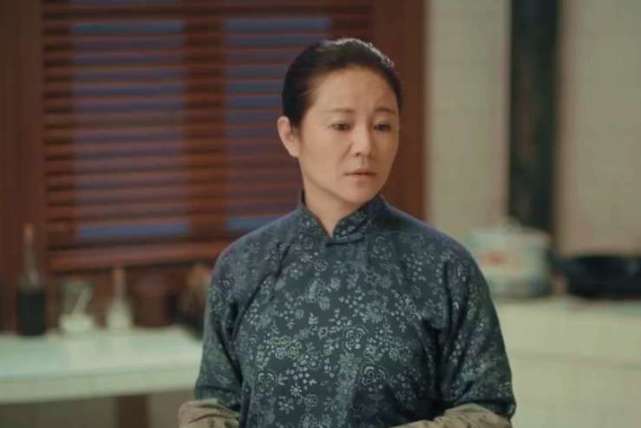 宫小喧毕业于军艺央视做过文秘如今奔腾年代中扮演保姆