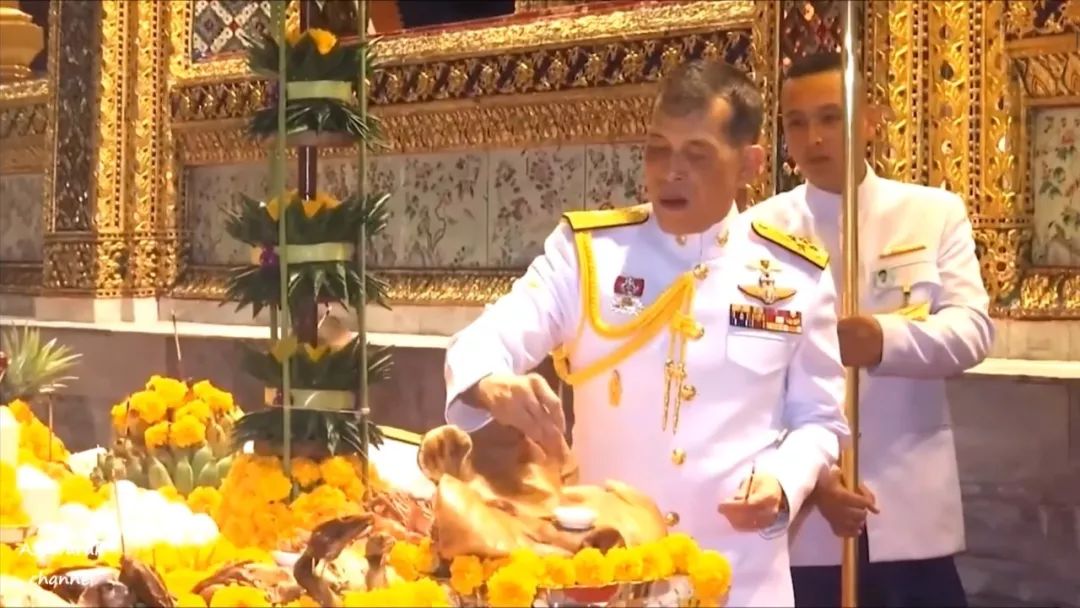 原创泰国王后向寺庙敬献猪头上香,全程紧盯着国王举动,生怕礼仪出错