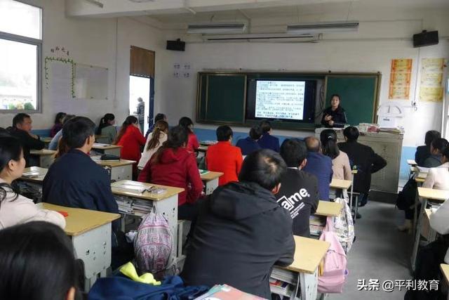 平利县三阳初级中学召开2019学生家长会(图1)