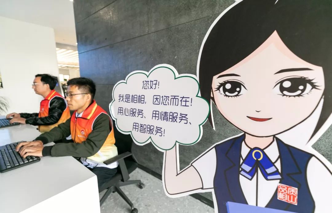 新政务服务中心位于南湖路87号(万达广场南50米),拥有3层办事服务大厅