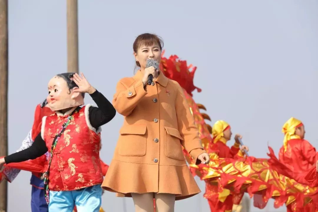 舞台》走进高邮热情洋溢的开场白,上午9点整,随着主持人毕铭鑫,付玉龙