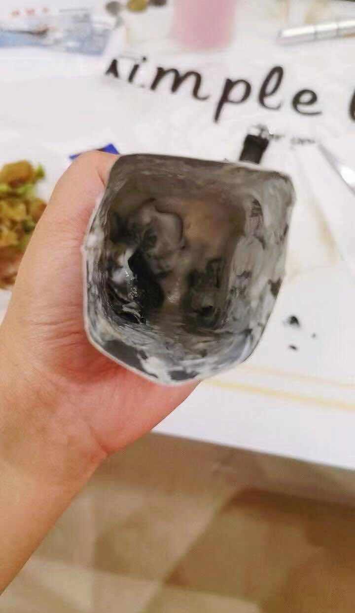 大连一消费者买蒙牛纯甄酸奶喝出不明异物 称:黑乎乎像胶皮