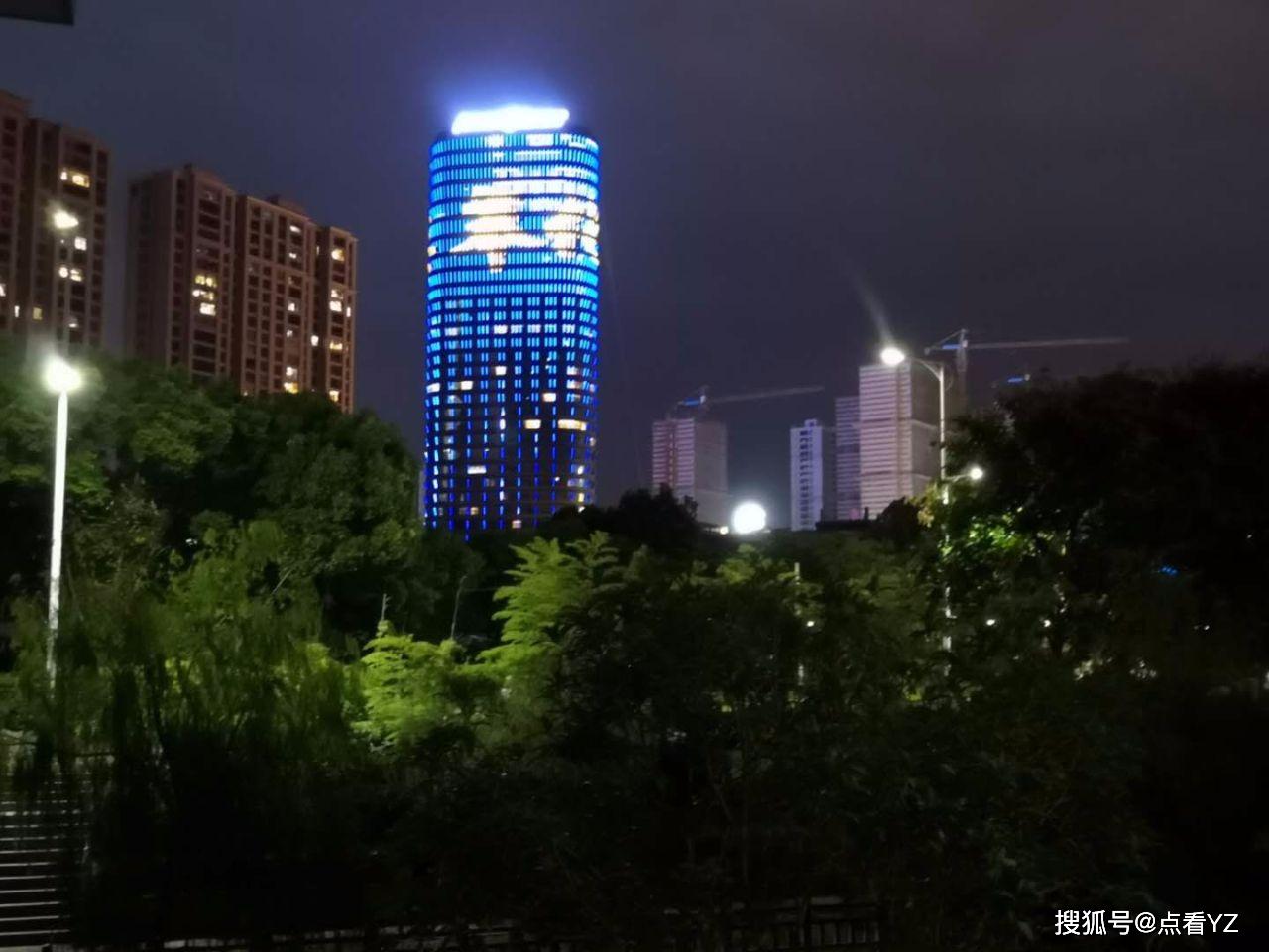还有中山公园,银泰城/恵政路上灯火辉煌……啊,夜晚的奉化,多么明亮