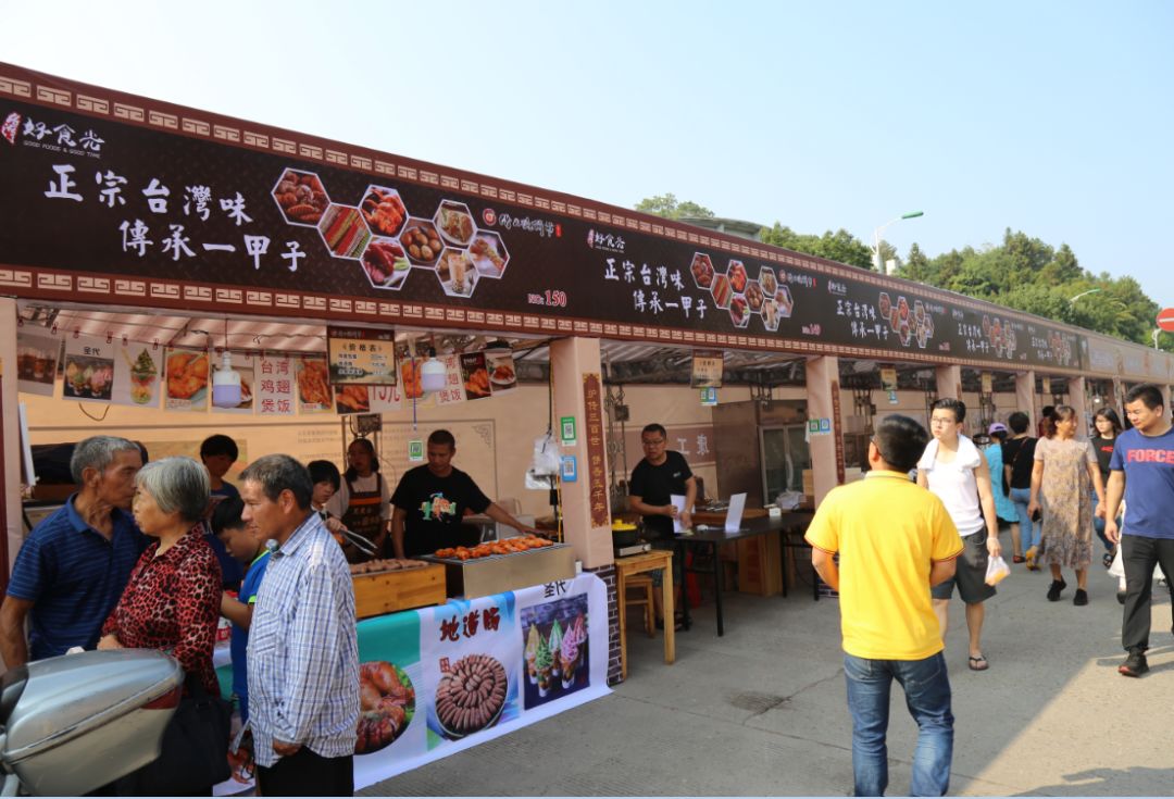 在2019缙云烧饼节现场,来自台湾的屏东椰奶,网红秋刀鱼等系列美食参展