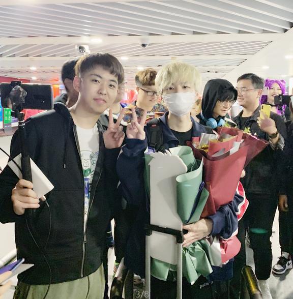 户外主播怀念接机fpx,被刘青松一眼认出后,激动求合影