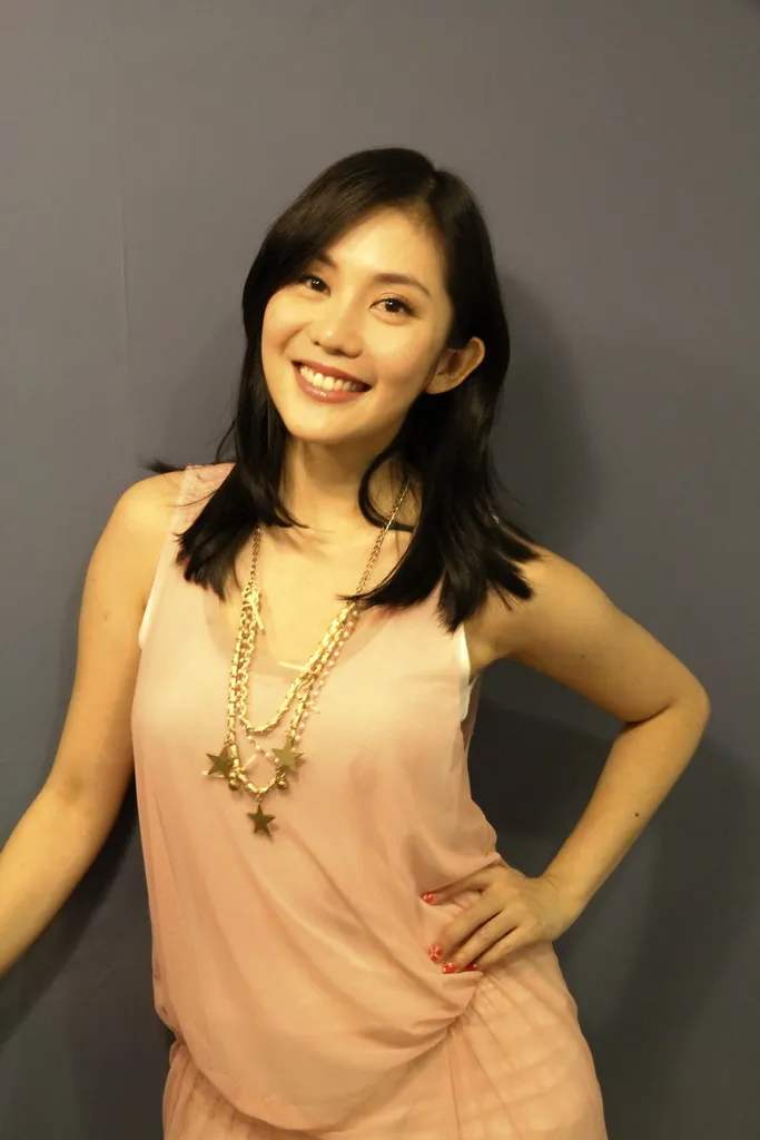 王宇婕难得直播化妆,拿出爱用彩妆品一一介绍