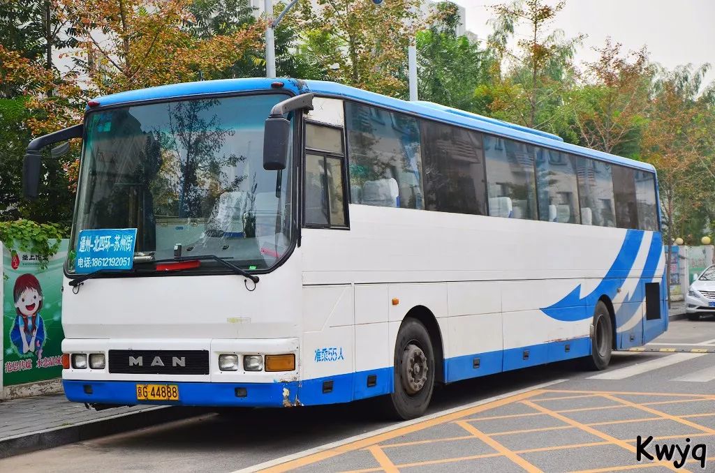 再借用北京巴士的一张照片xmq6121s是金龙2000年的产品,这款车的车身