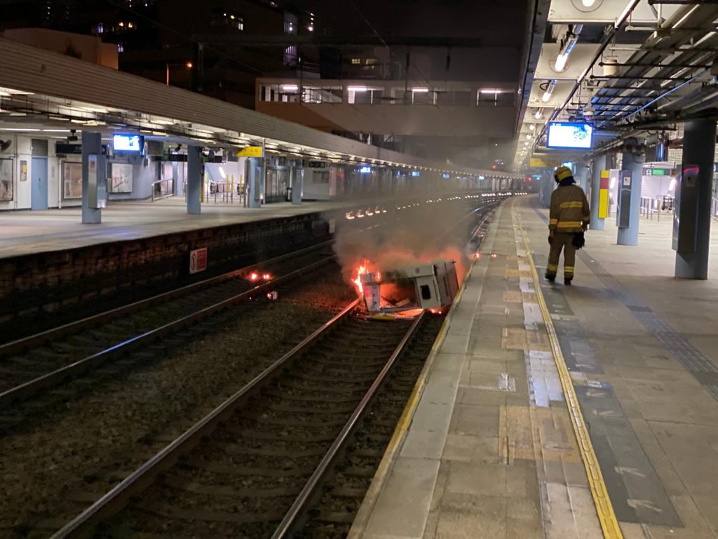 港铁:再有暴徒闯入东铁车站纵火烧列车 昨日也曾受袭