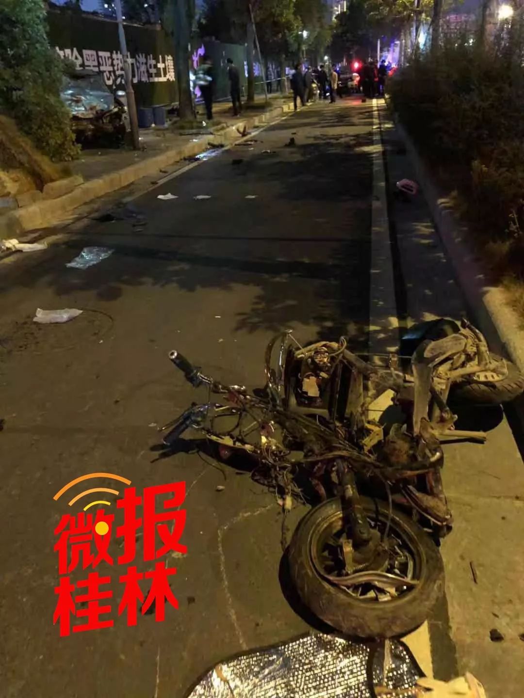 在非機動車道上,一輛電動車被碾壓變形,面目全非.