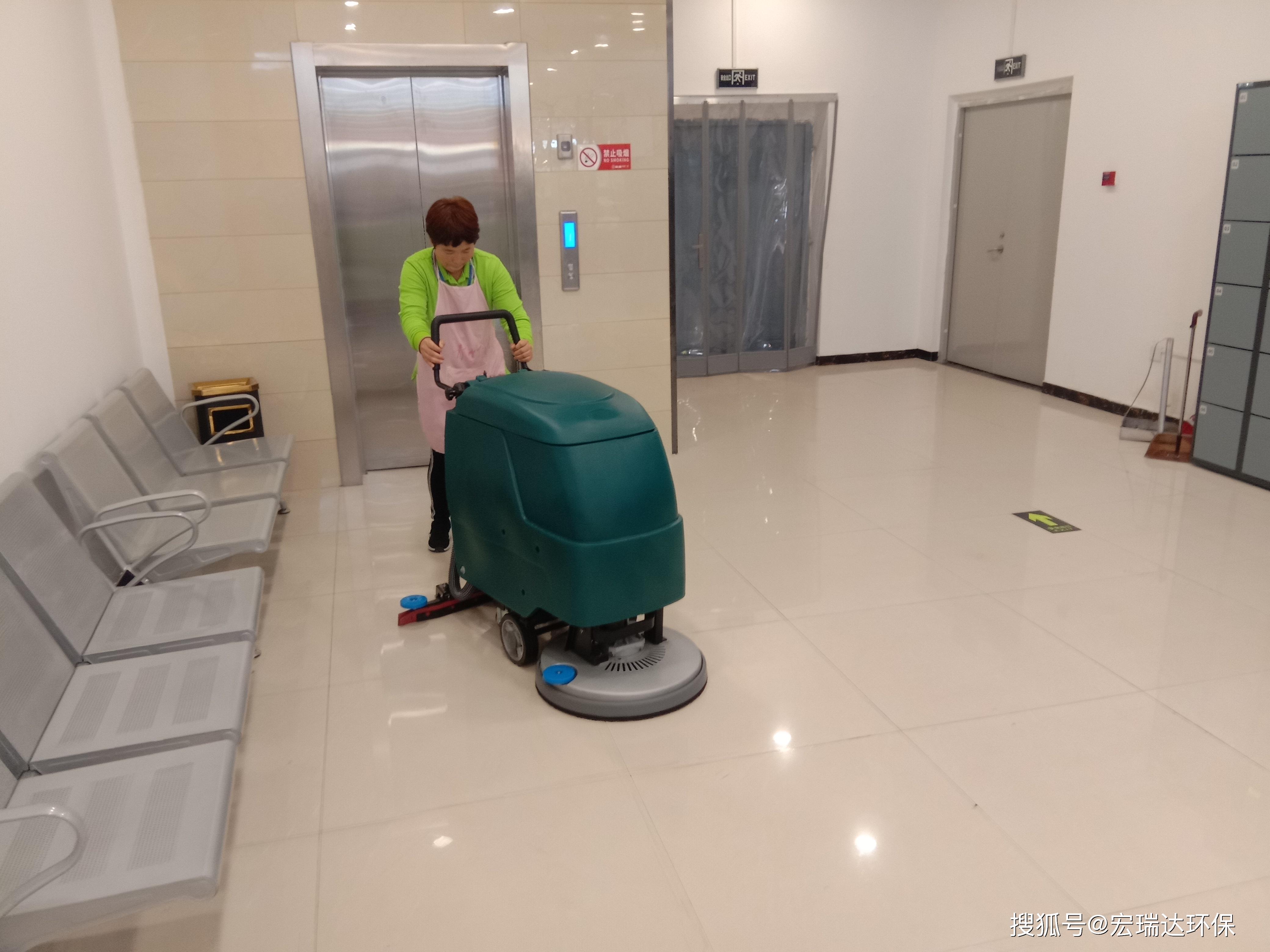 商场超市使用手推式洗地机清洁效果咋样