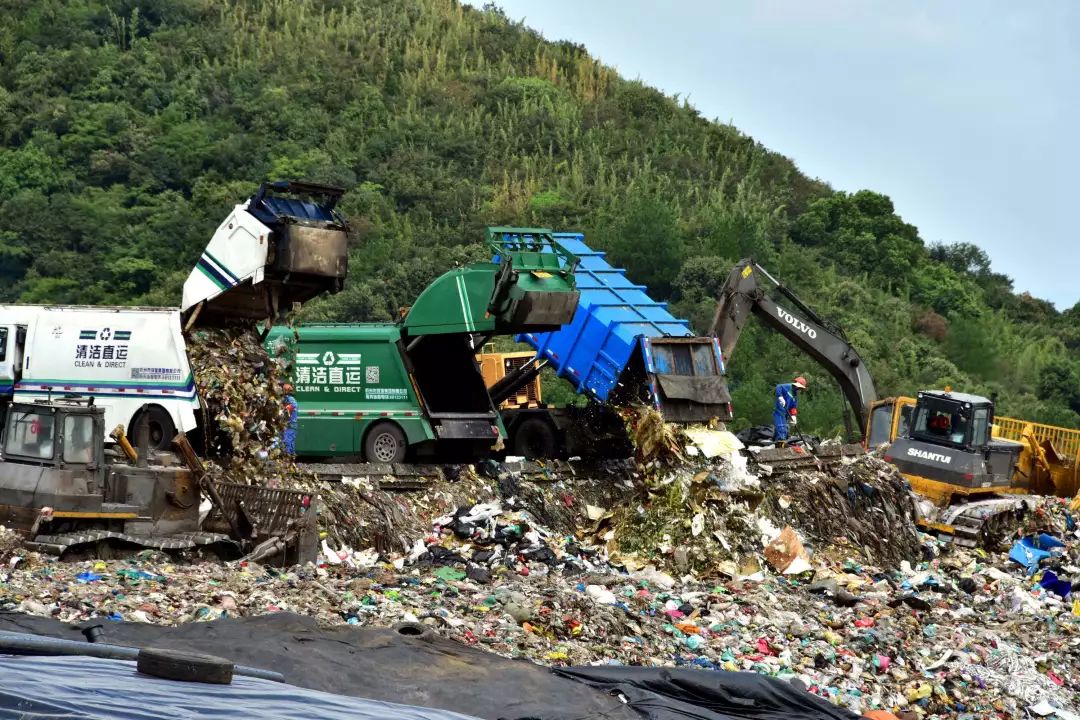 人们大量地消耗资源,大规模地生产,大量的消费,产生大量的垃圾,这个