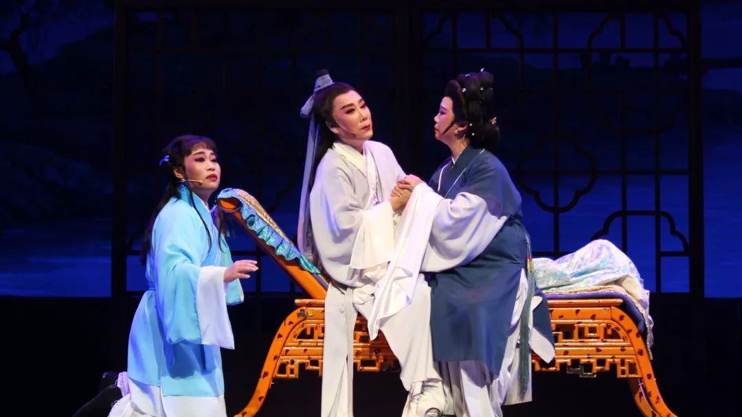 带伤坚持演出「山伯临终」一折,体现了一名越剧票友对艺术的执着追求