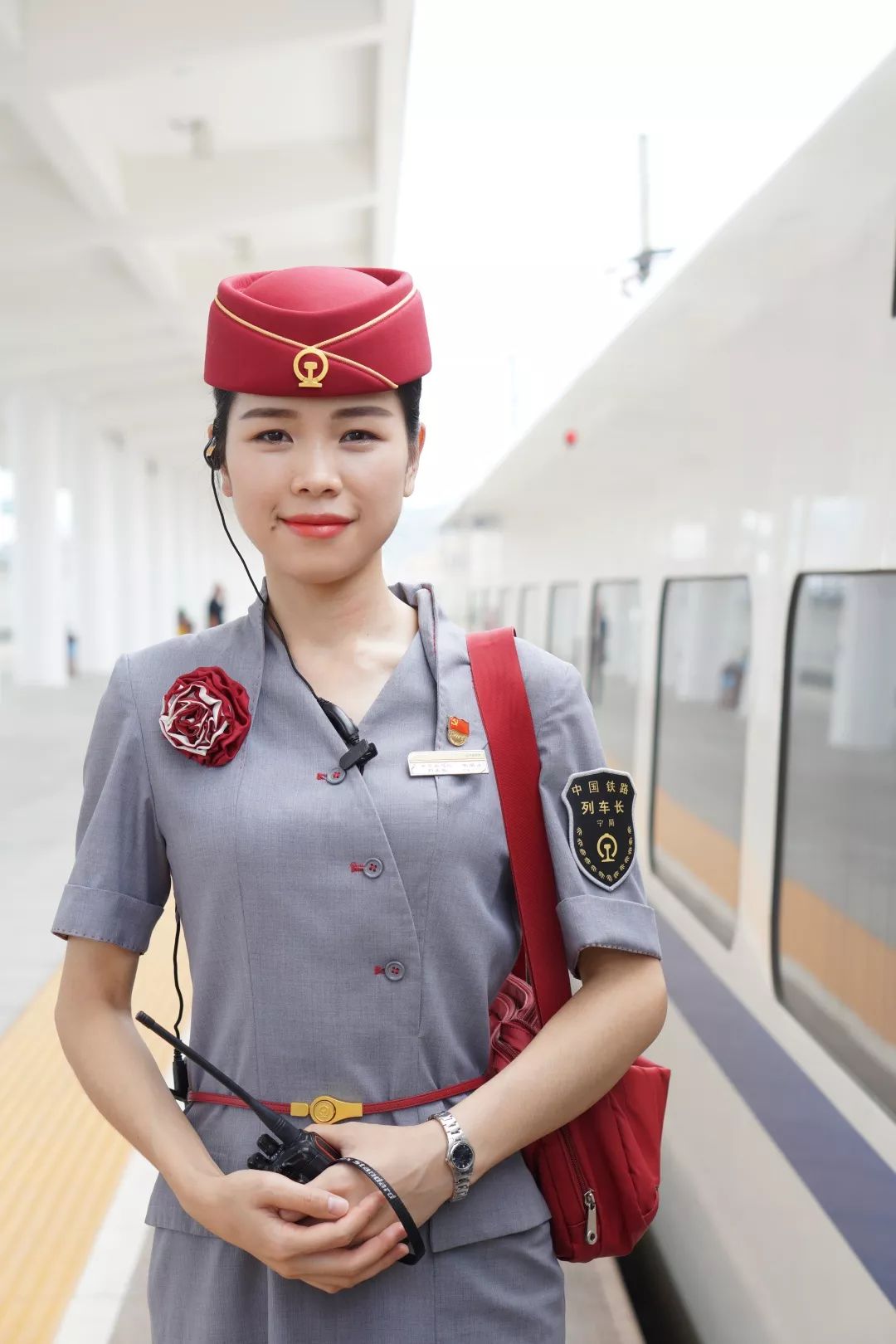 中国列车长有颜有实力