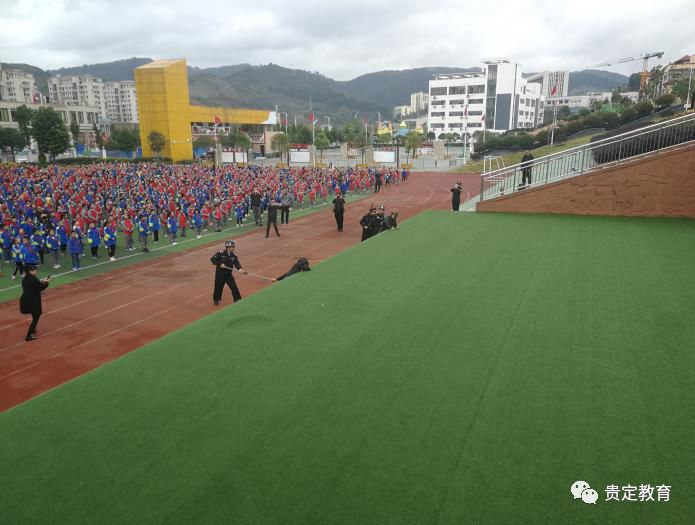 校园安全贵定县第二小学反恐防暴消防安全应急疏散演练