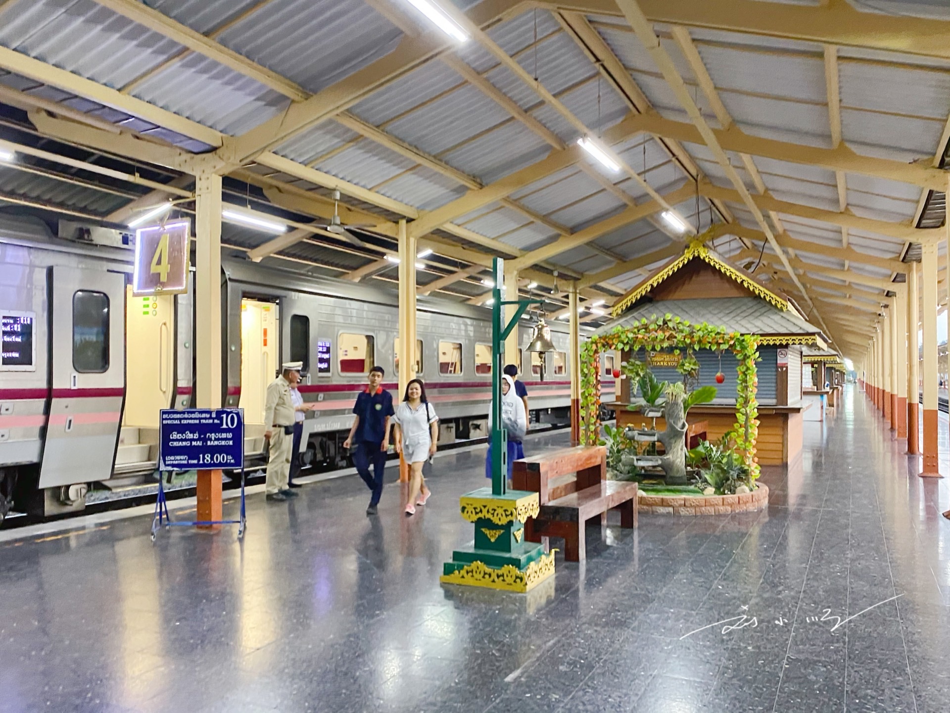 实拍泰国清迈火车站,面积很小但很干净,上车不用安检也不用查票