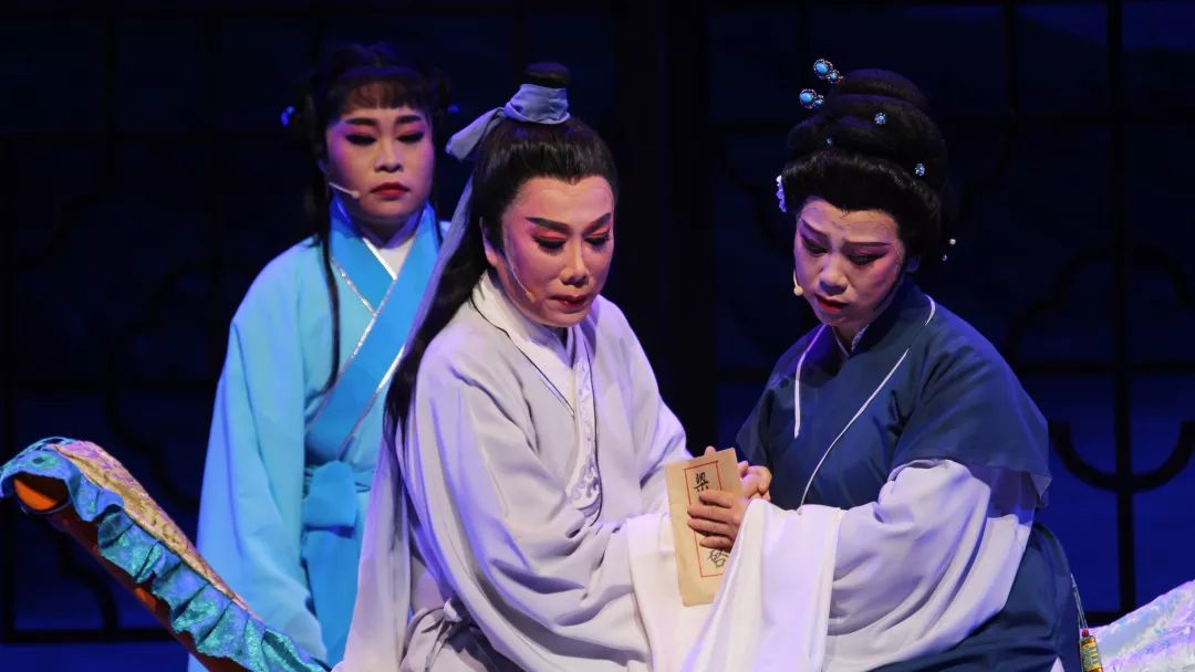 带伤坚持演出「山伯临终」一折,体现了一名越剧票友对艺术的执着追求