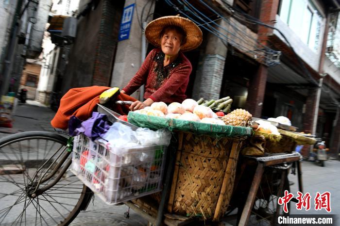 王东明 摄古街区市井生活气息浓郁.