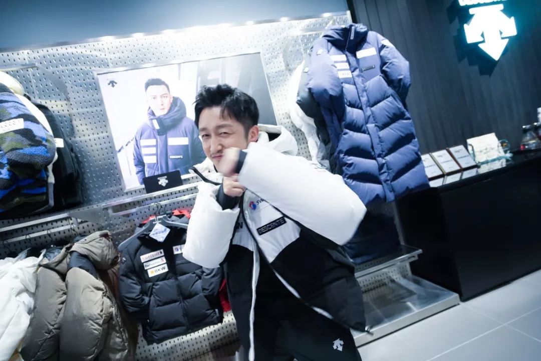 世界冠军邹市明亮相沈阳万象城67助力descente迪桑特形