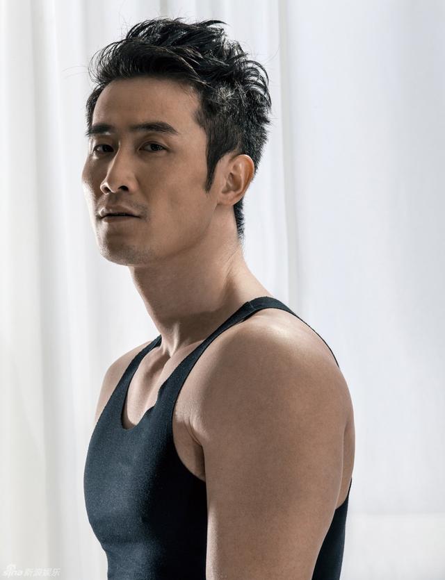别只盯着胡歌的身材这名硬汉的身材才是宝藏