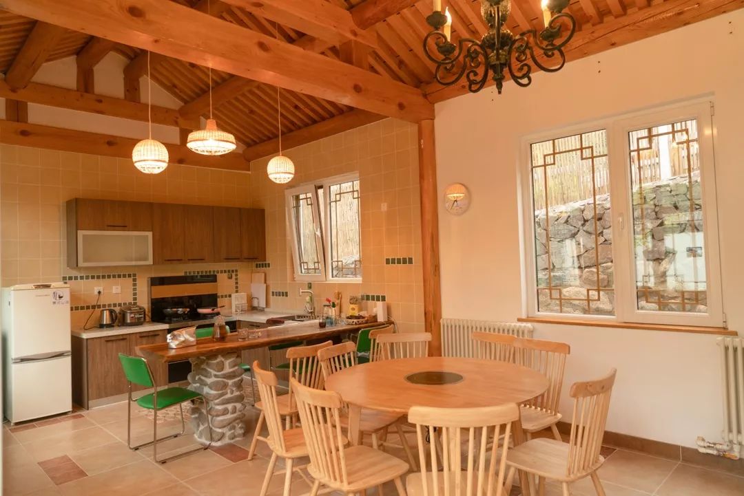 四合院的西厢房拥有开放式的厨房和餐厅,配以基础的烹饪厨具,在寒冷的