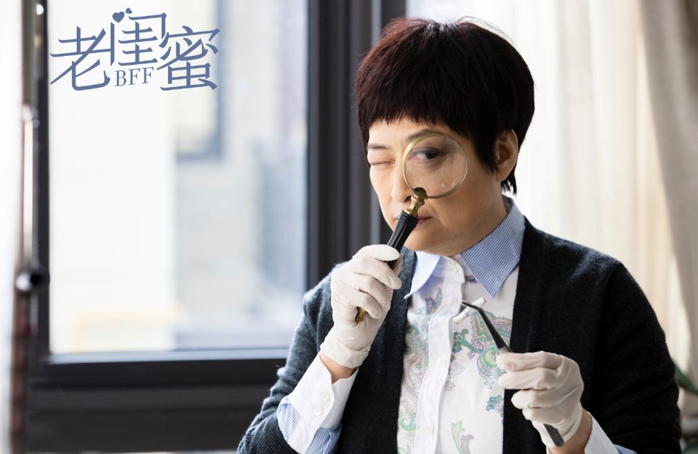 在《老闺蜜》中,另一位女主角是由许娣饰演的退休医生"刘一刀".