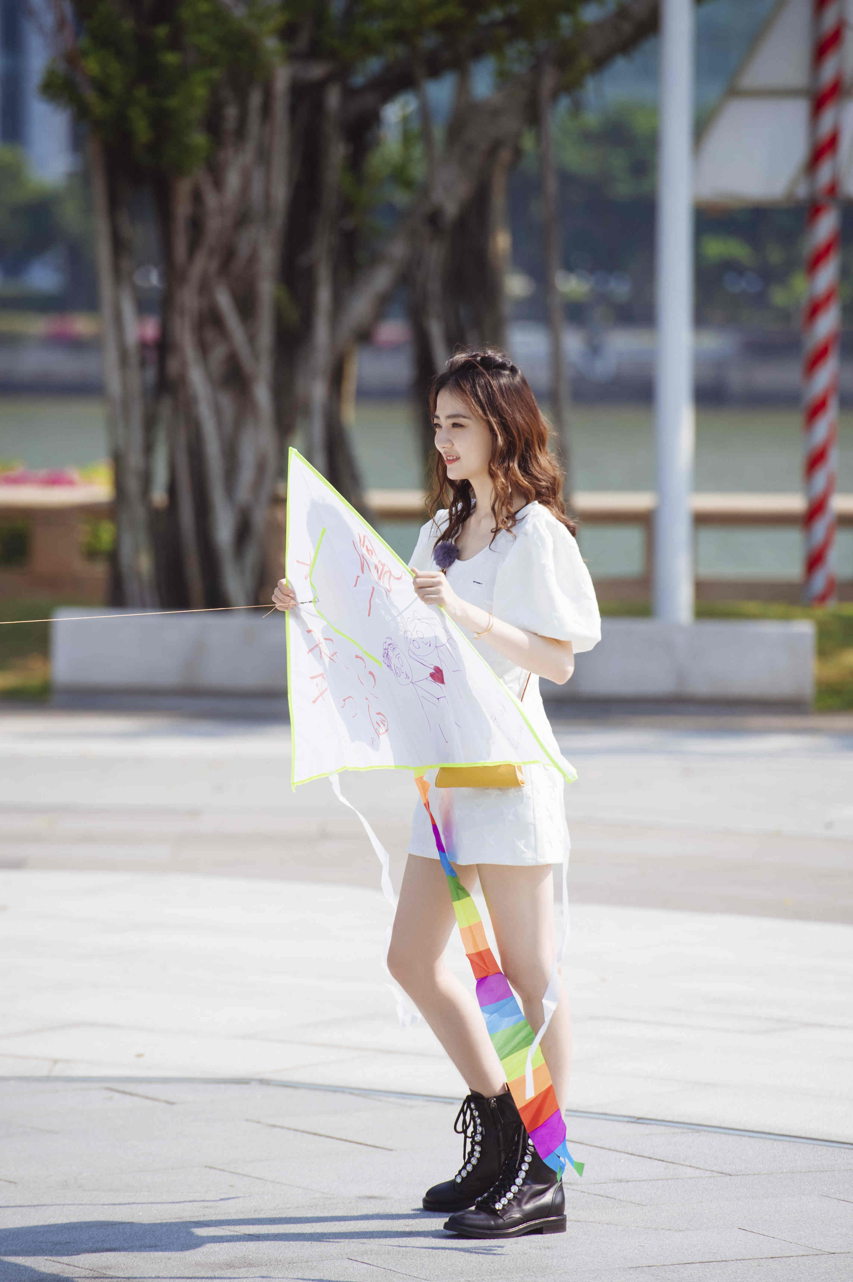 《女儿2》徐璐连衣短裙配单肩包青春无敌 与张铭恩游乐场举高高超有爱