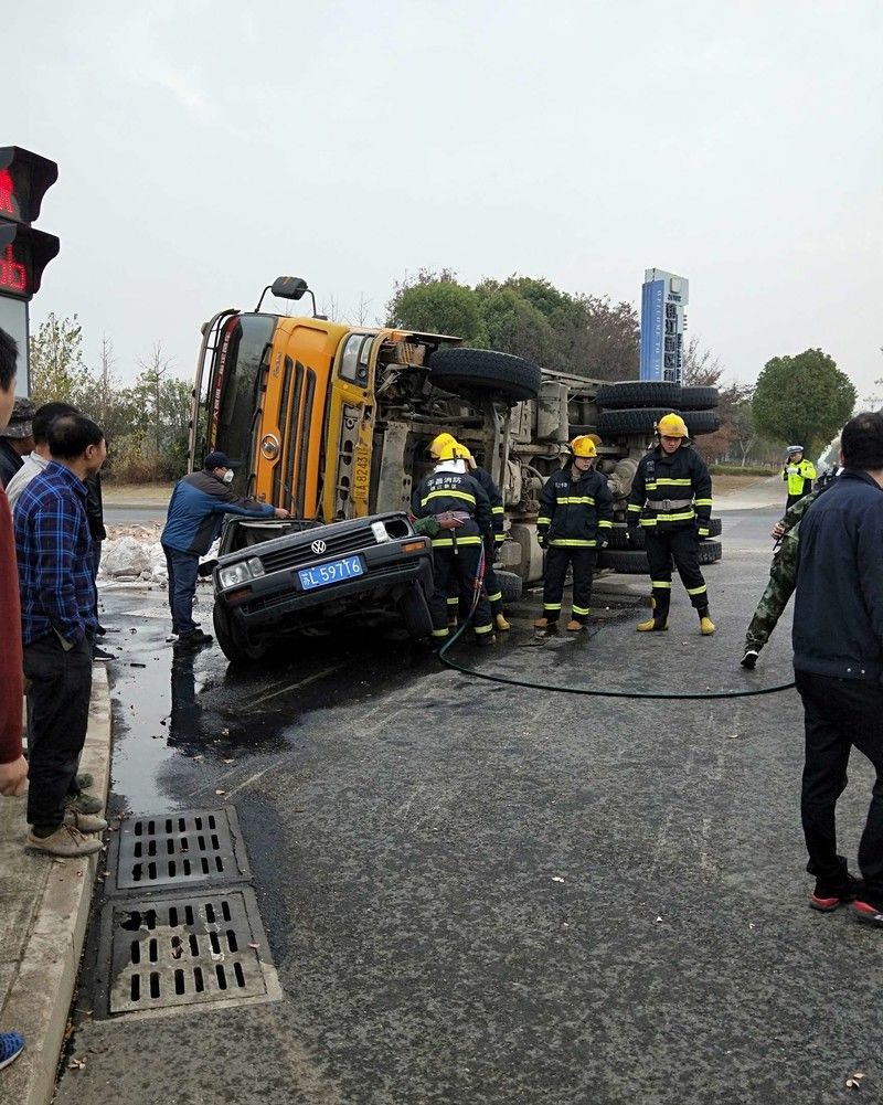 扬中热线网友发帖 今天上午有网友爆料:大港金港大道与横山路十字路口