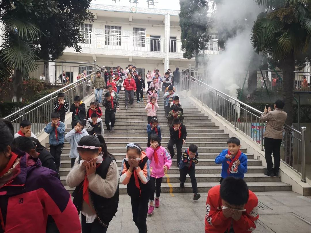 镇江市学府路小学八叉巷小学象山花园校区的消防演练设置了专门的观察