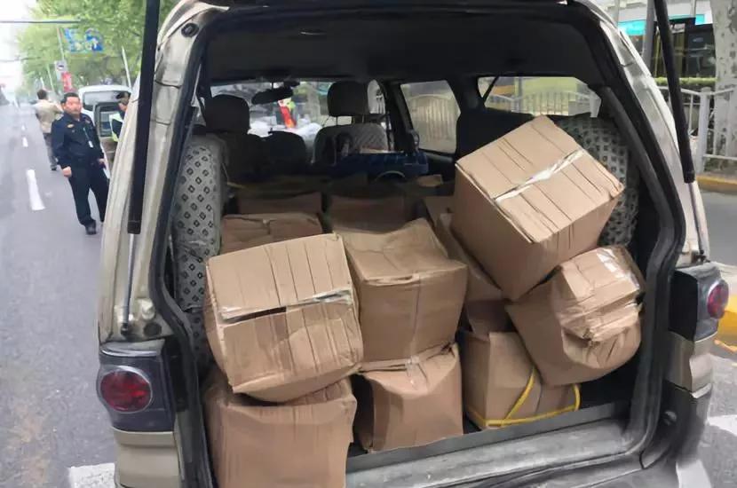 注意车身贴货拉拉快狗字样会被罚款30000元