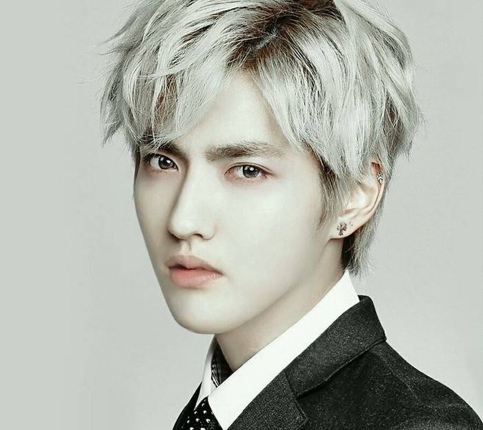 没想到,吴亦凡去参加时装周,生图一出,圆润的脸和身材加上粉红色的