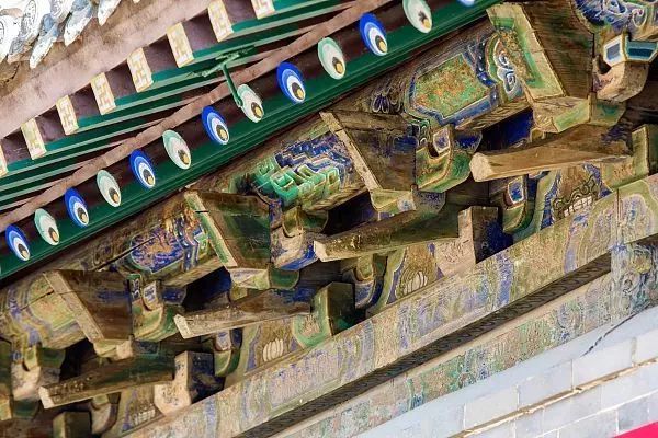 但寺庙梁柱间的榫卯结构还像初建时一样稳固,没有一丝松动的痕迹.