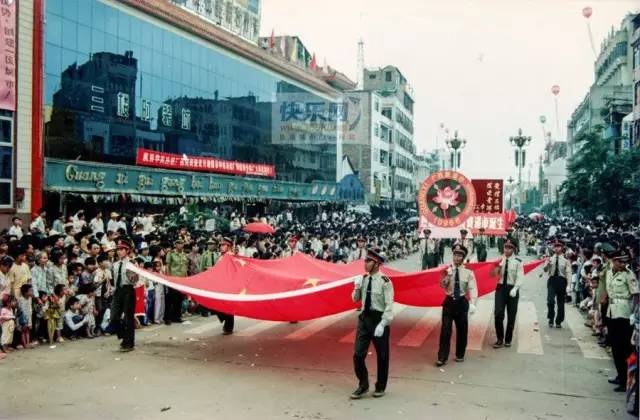 1996年地级贵港市成立的老照片红旗招展人山人海