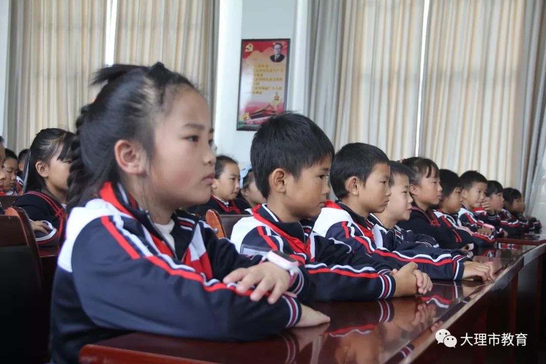 11月13日上午,大理市红十字会2019年"博爱图书角"捐赠仪式在下关镇洱